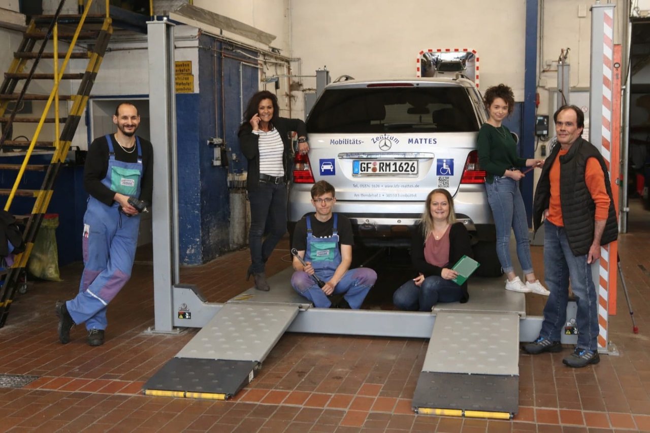 Das Team des Mobilitäts-Zentrums Mattes vor der Werkstatt